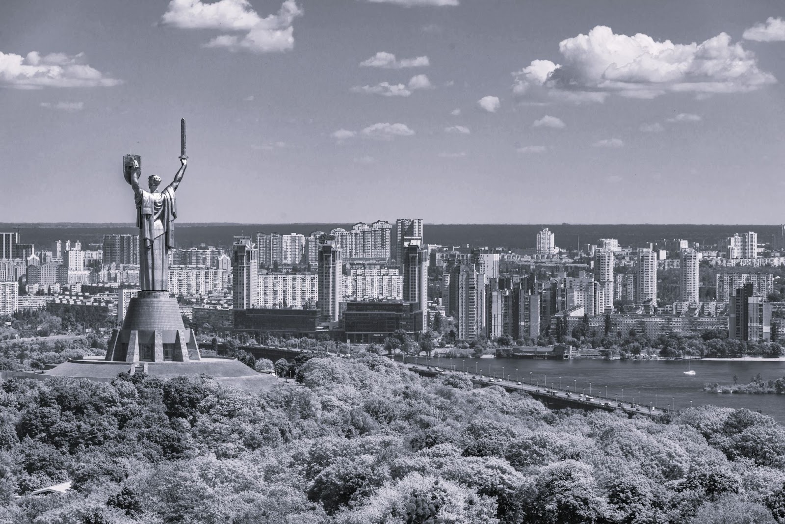 Kyiv: Between Chance and Darkness